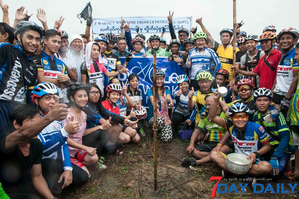သဘာ၀ပတ္၀န္းက်င္ထိန္းသိမ္းေရးေန႔ကို စက္ဘီးစီးဂုဏ္ျပဳၾကသူမ်ား "